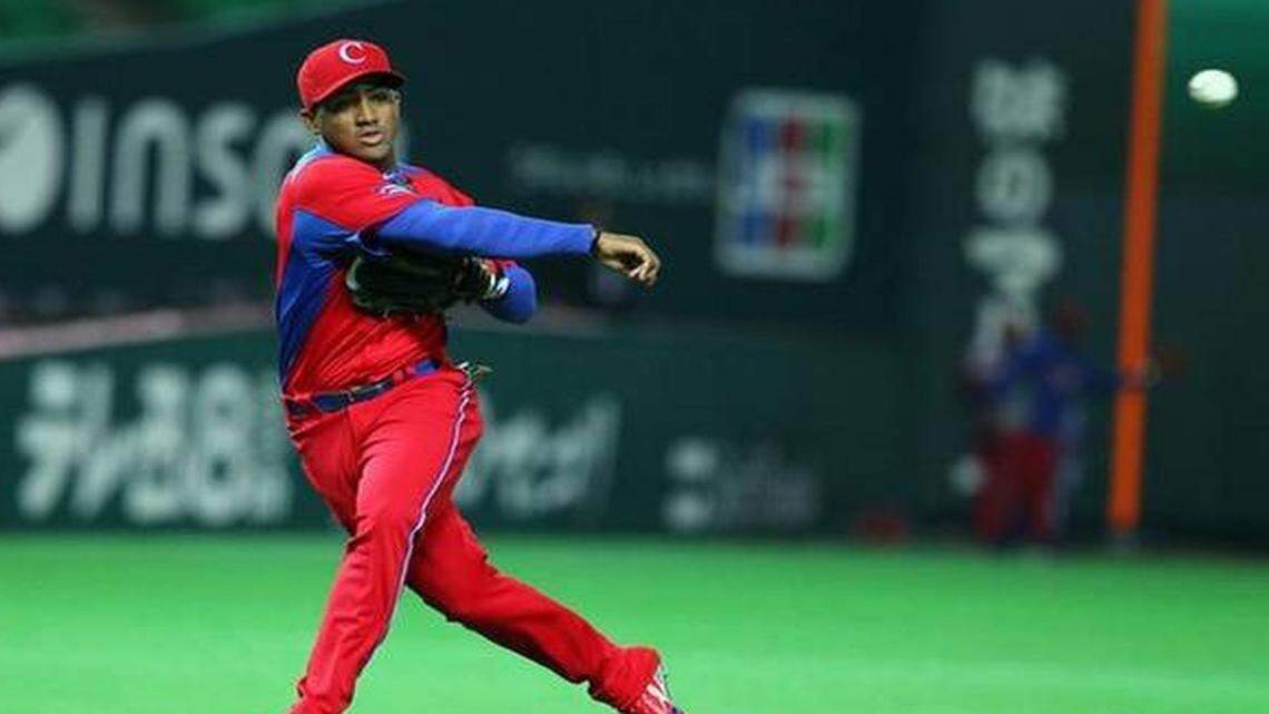 
Andy Ibáñez realiza una jugada con el equipo de Cuba en un encuentro amistoso contra el equipo japonés Fukuoka Softbank Hawks, el 1ro de marzo del 2013.


