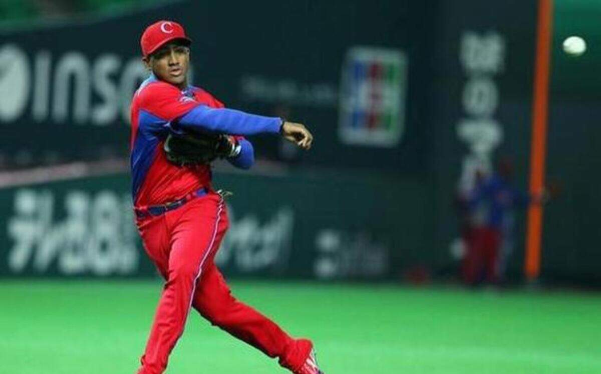 
Andy Ibáñez realiza una jugada con el equipo de Cuba en un encuentro amistoso contra el equipo japonés Fukuoka Softbank Hawks, el 1ro de marzo del 2013.


