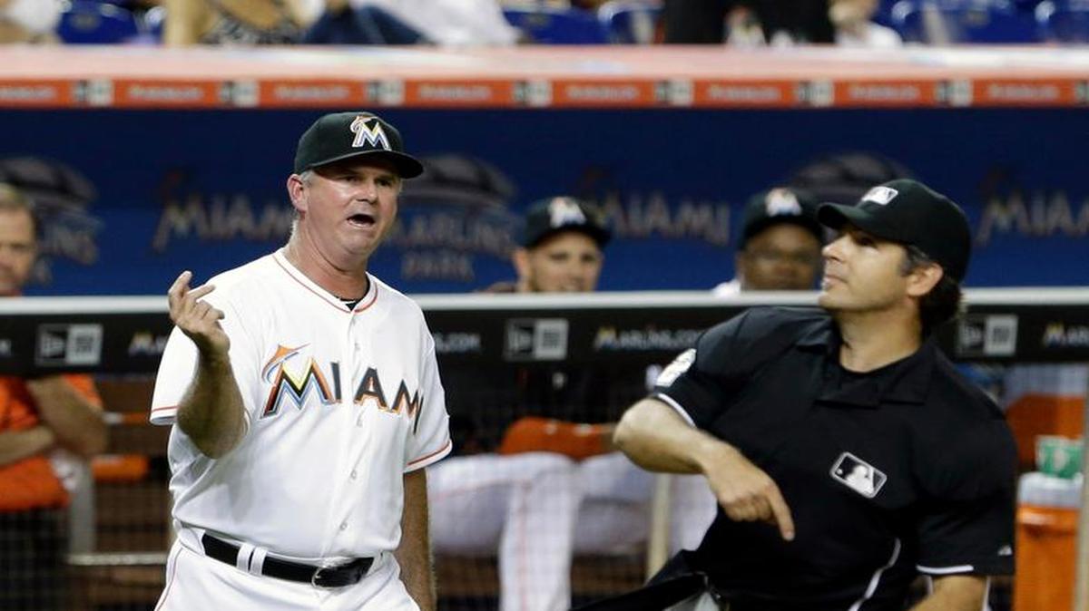 
EL ARBITRO de la goma, James Hoye, expulsa al manager de los Marlins, Dan Jennings, en la octava entrada.
