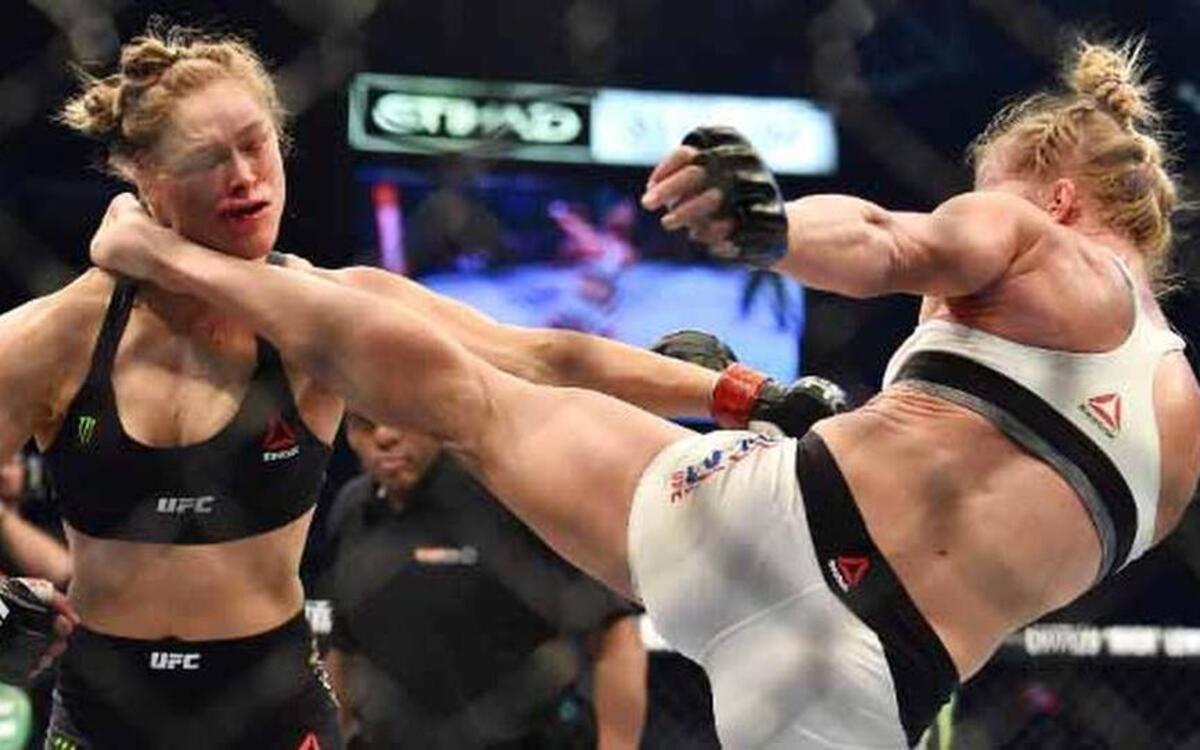 Holly Holm, izquierda, golpea con una patada al rostro a la campeona Roinda Rousey en su pelea por el cetro gallo de la UFC 193 en Melborune, Australia, el domingo, 15 de noviembre del 2015.