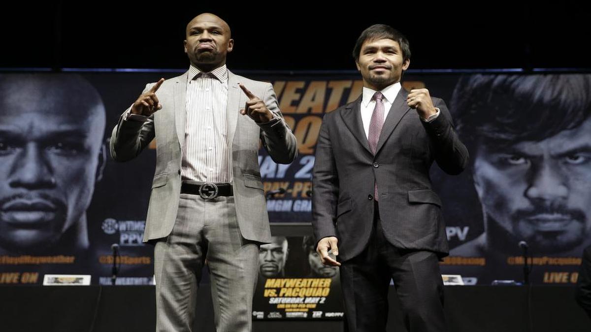 
Floyd Mayweather Jr. (izq.) y Manny Pacquiao en la presentación oficial de la pelea el 11 de marzo del 2015 en Los Angeles. Ambos pugilistas se medirán el próximo 2 de mayo del 2015 en Las Vegas. 
