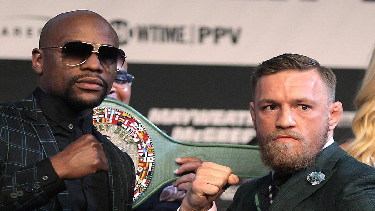 Floyd Mayweather Jr. (centro) y Conor McGregor posan el miércoles 23 de agosto del 2017 en una conferencia de prensa en Las Vegas.