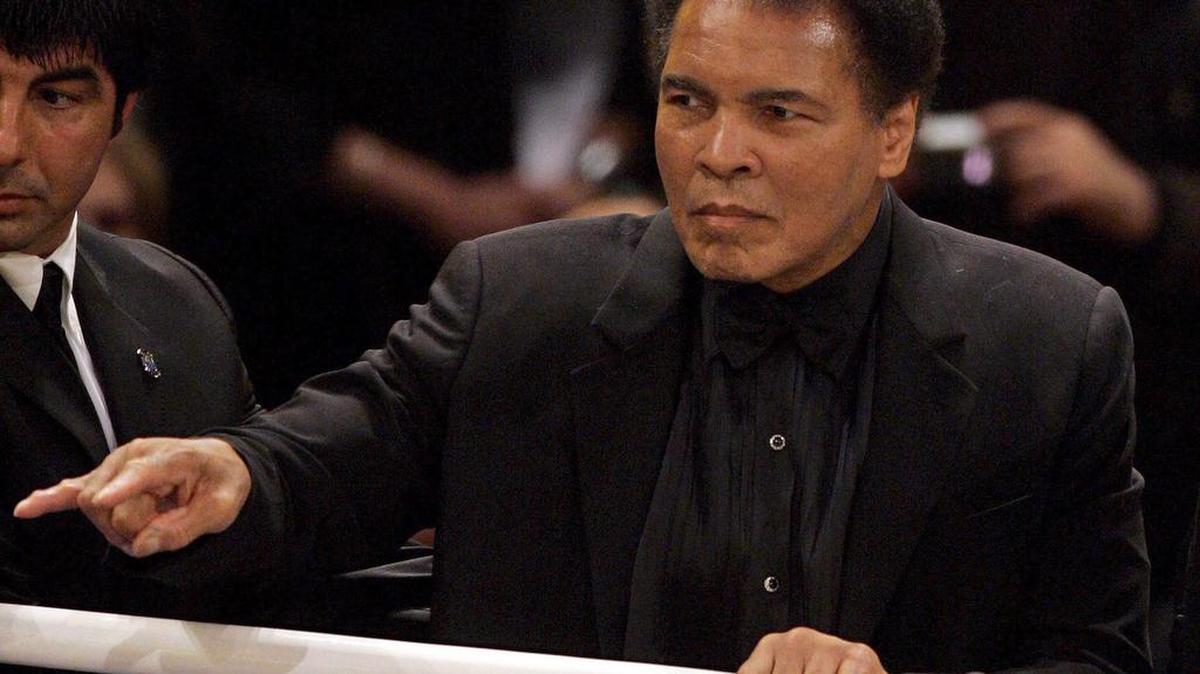 Fotografía de archivo tomada el 17 de diciembre de 2005 que muestra al exboxeador Muhammad Ali antes del combate entre su hija Laila Ali y la sueca Asa Sandell en el Max Schmeling Hall en Berlín (Alemania).