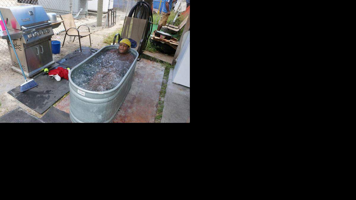 
EL PESADO cubano se da un baño de agua congelada luego de terminar su entrenamiento.


