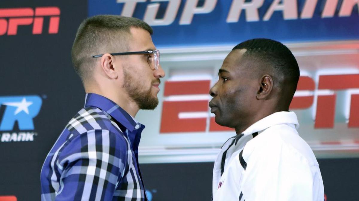 Vasyl Lomachenko (izq.) y Guillermo Rigondeaux durante la conferencia de prensa celebrada el 7 de diciembre de 2017 en Nueva York.