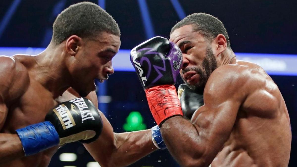 ERROL SPENCE Jr. golpea el rostro de Lamont Peterson durante la pelea celebrada este 20 de enero en Nueva York.