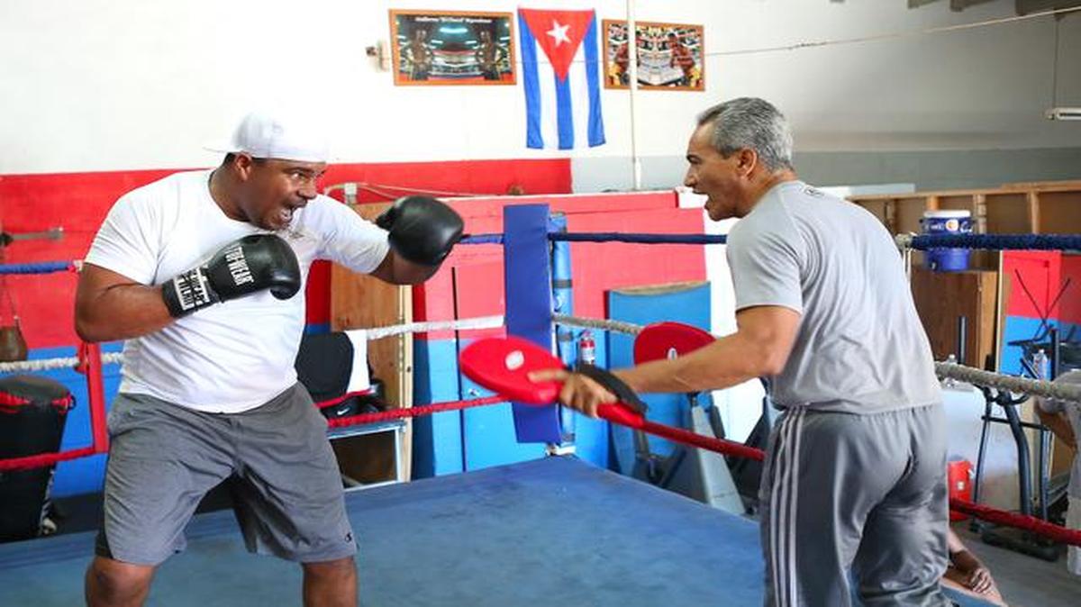 
El boxeador cubano Odlanier Solís durante una sesión de prácticas con el entrenador Jorge Rubio, el 11 de febrero del 2015 en Miami.


