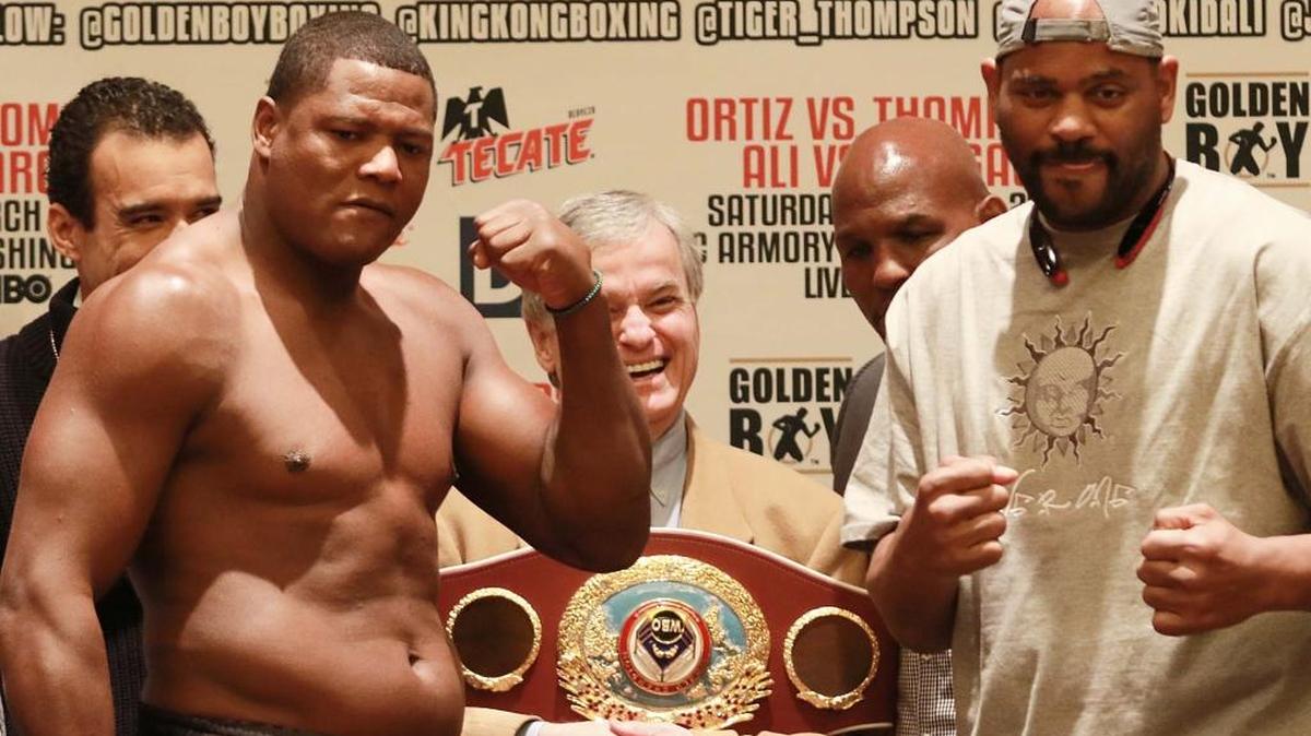 En guardia, Luis Ortiz y Tony Thompson durante el pesaje, el viernes 4 de marzo del 2016 en el área de Washington, DC.