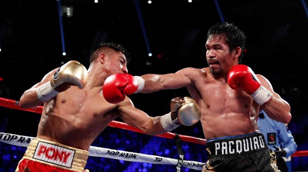 Manny Pacquiao (der.) intercambia golpes con Jessie Vargas durante la pelea por la corona mundial de la WBO, el 5 de noviembre del 2016, en Las Vegas.