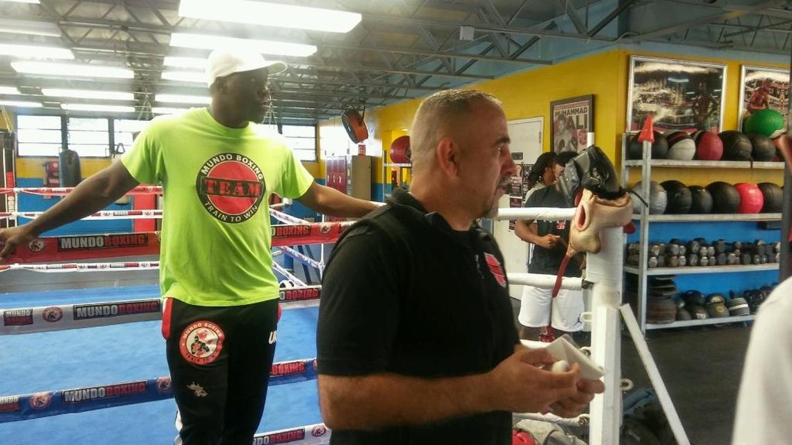 PEDRO DIAZ con su entrenador asistente Yordanis Despaigne (I), durante una sesión de sparrings en el Tropical Park.