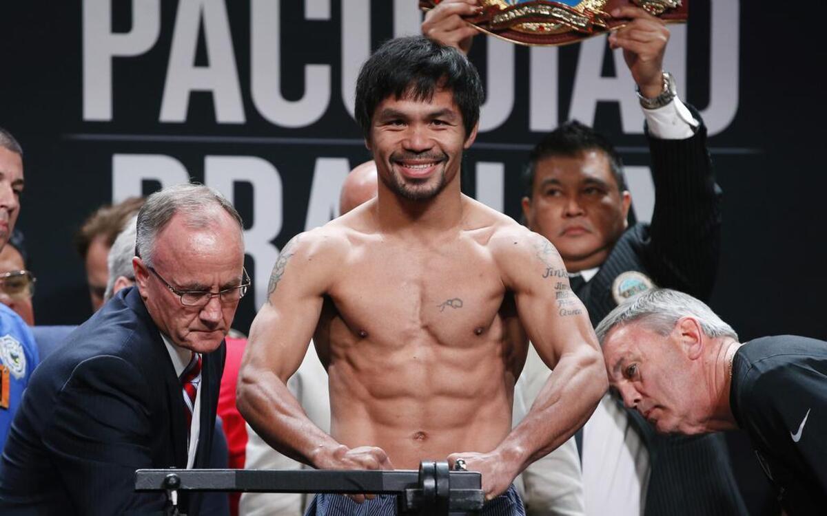 Manny Pacquiao durante su pesaje oficial en el MGM Grand Garden Arena el 8 de abril de 2016 en Las Vegas, Nevada, para su pelea con Timothy Bradley.