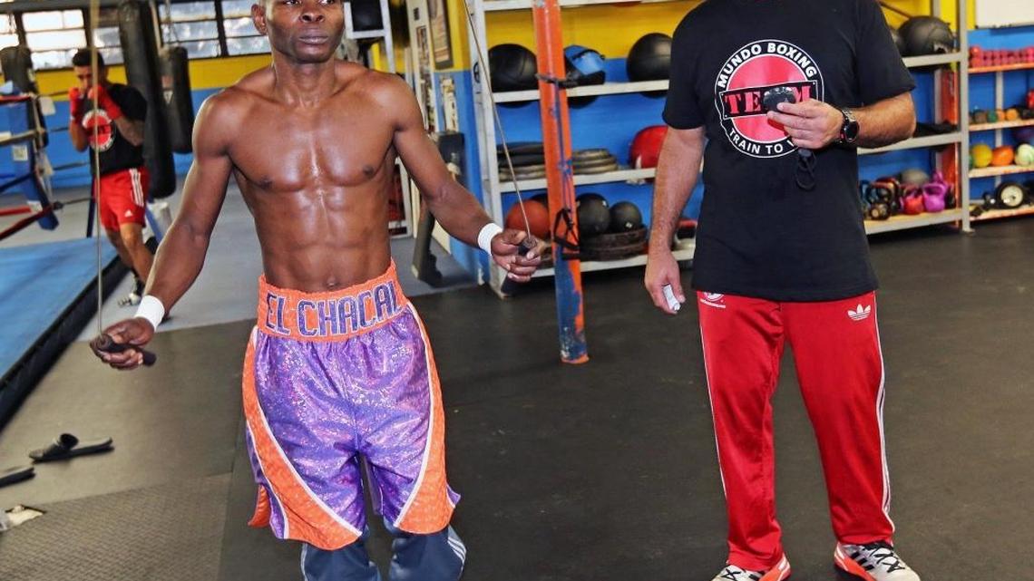 PEDRO DIAZ supervisa un entrenamiento de Guillermo Rigondeaux el 8 de junio del 2016 en Miami.