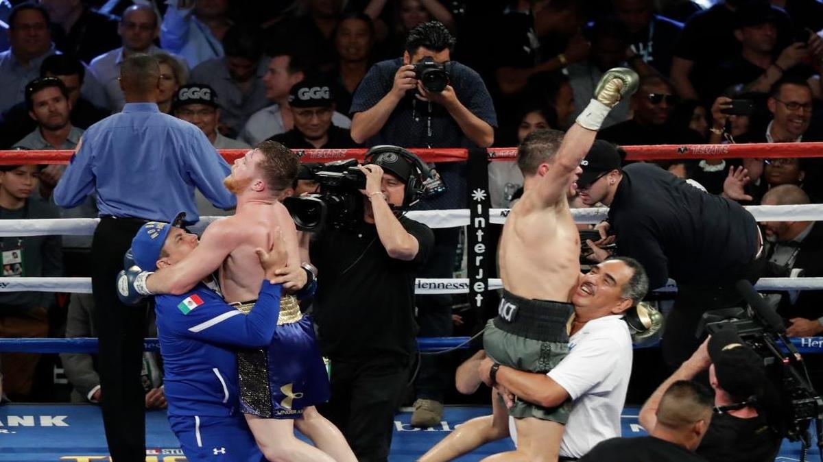 CANELO ALVAREZ (i) y Gennady Golovkin celebran al final de la pelea que tuvo lugar el 16 de septiembre en Las Vegas.