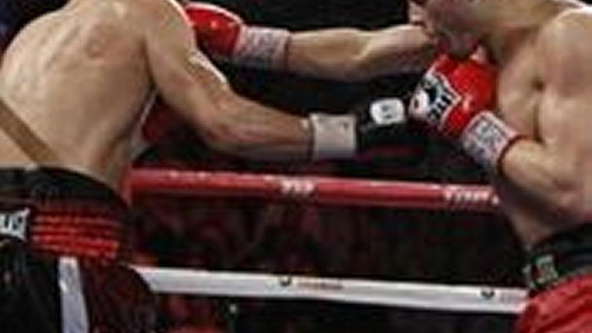 Julio César Chávez Jr. lanza su derecha en uno de sus combates.