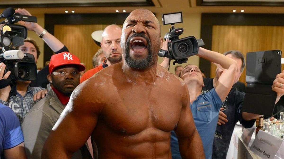 SHANNON BRIGGS pelea por una foja del orbe pesada contra Fres Oquendo el 3 de junio en Hollywood, Broward.