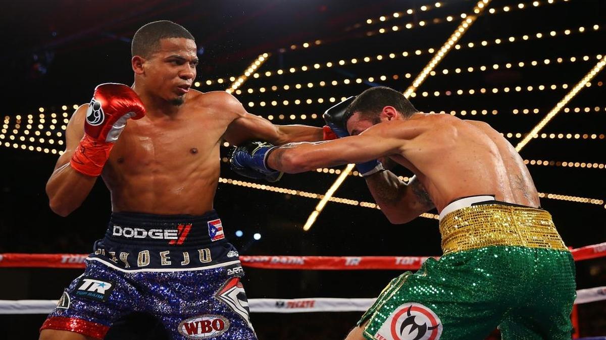 Félix Verdejo (izq.) golpea al peleador William Silva en un combate celebrado el 27 de febrero del 2016 en Nueva York.