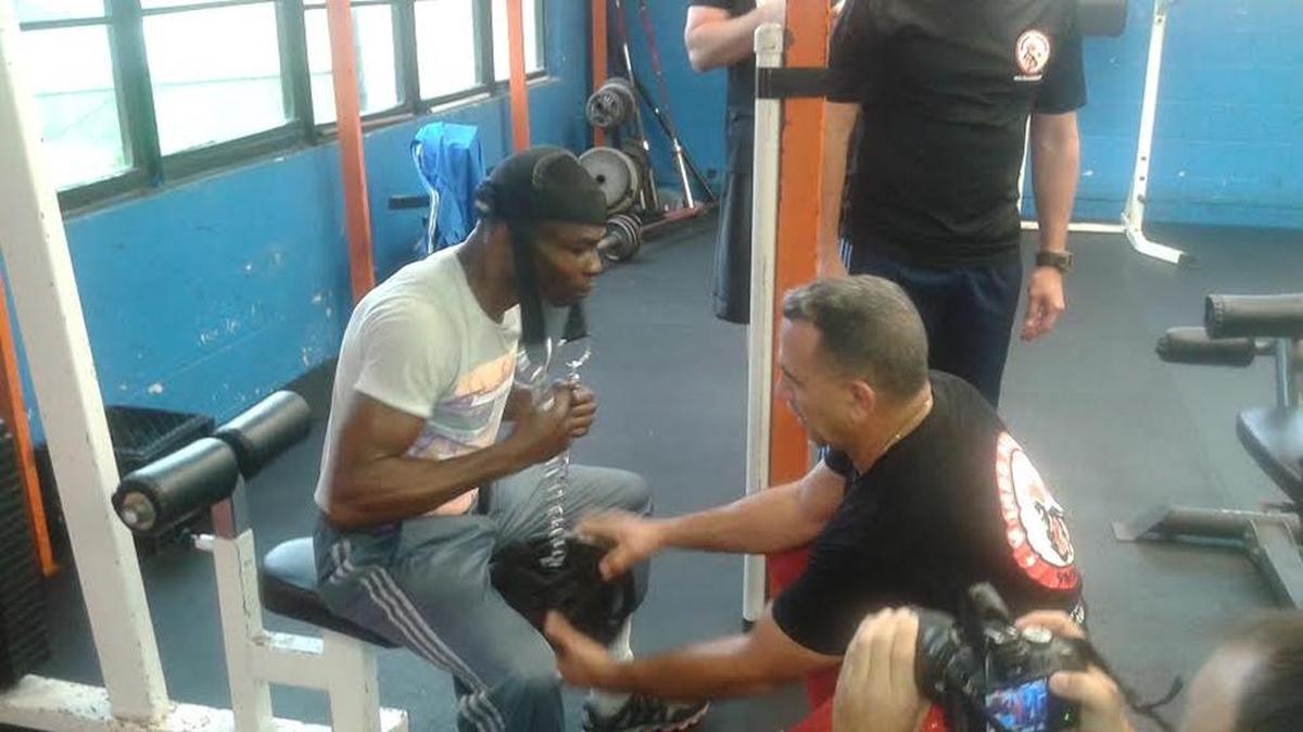 PEDRO DIAZ junto a Guillermo Rigondeaux en un entrenamiento en el Tropical Park el 5 de febrero del 2016.