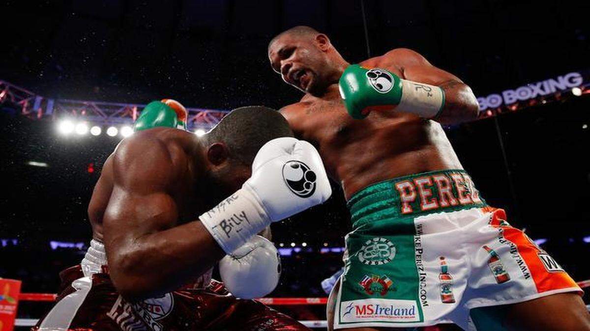 
El boxeador cubano Mike Pérez (der.) lanza un golpe en su pelea con Bryant Jennings, el 26 de julio del 2014 en Nueva York.
