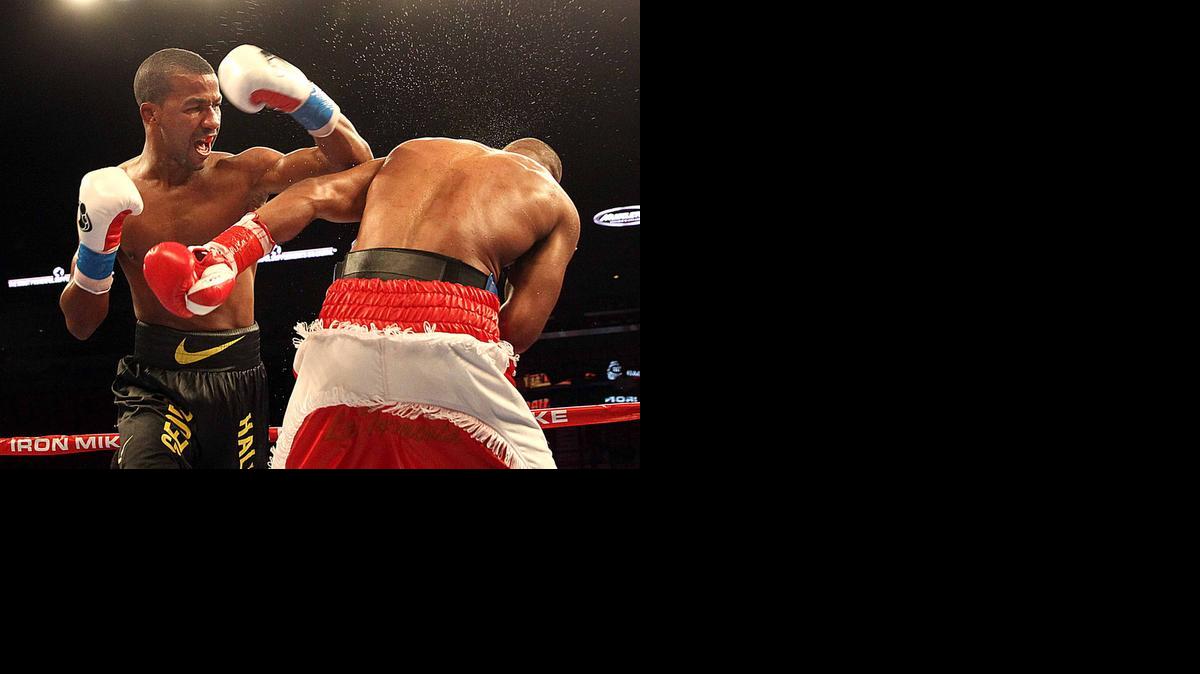 
Rancés Barthelemy (izq.) lanza un golpe al dominicano Argenis Mendez, en la pelea revancha celebrada el 10 de junio en Miami.


