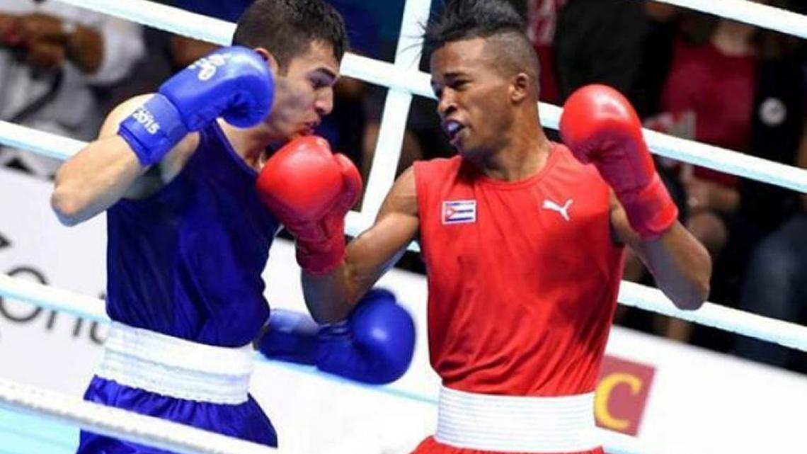 LAZARO ALVAREZ (d) fue suspendido seis meses por cambiar el color del pelo.