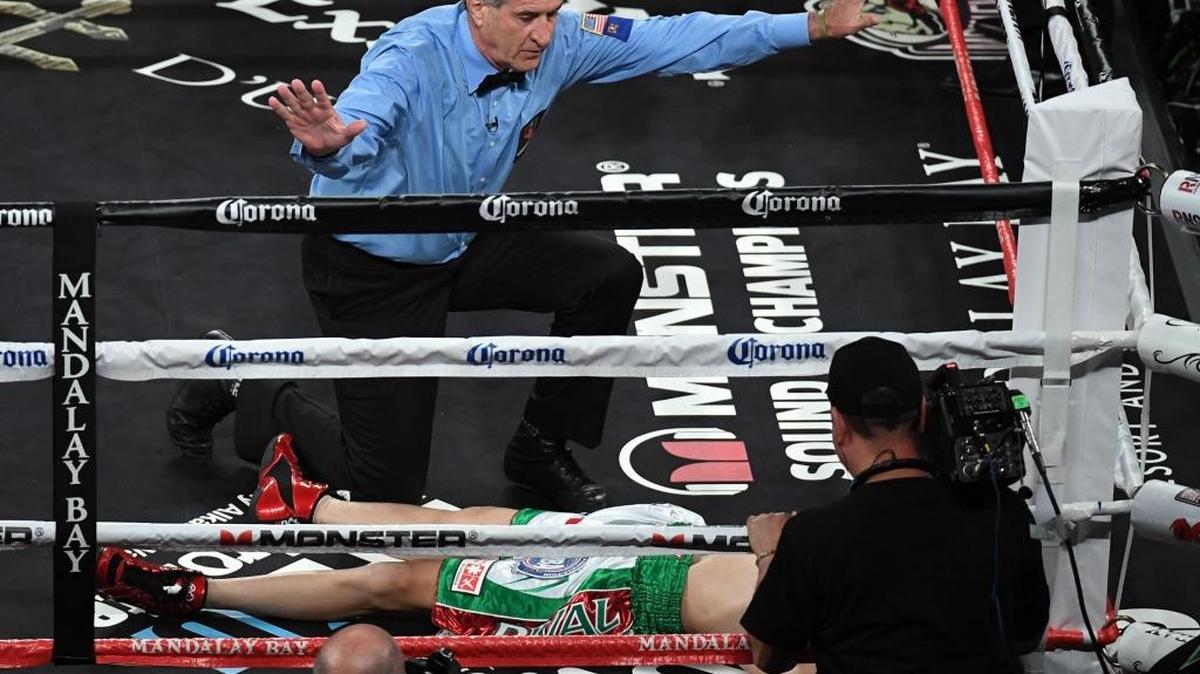 MOISES FLORES tras recibir el controversial golpe de Guillermo Rigondeaux el 17 de junio.
