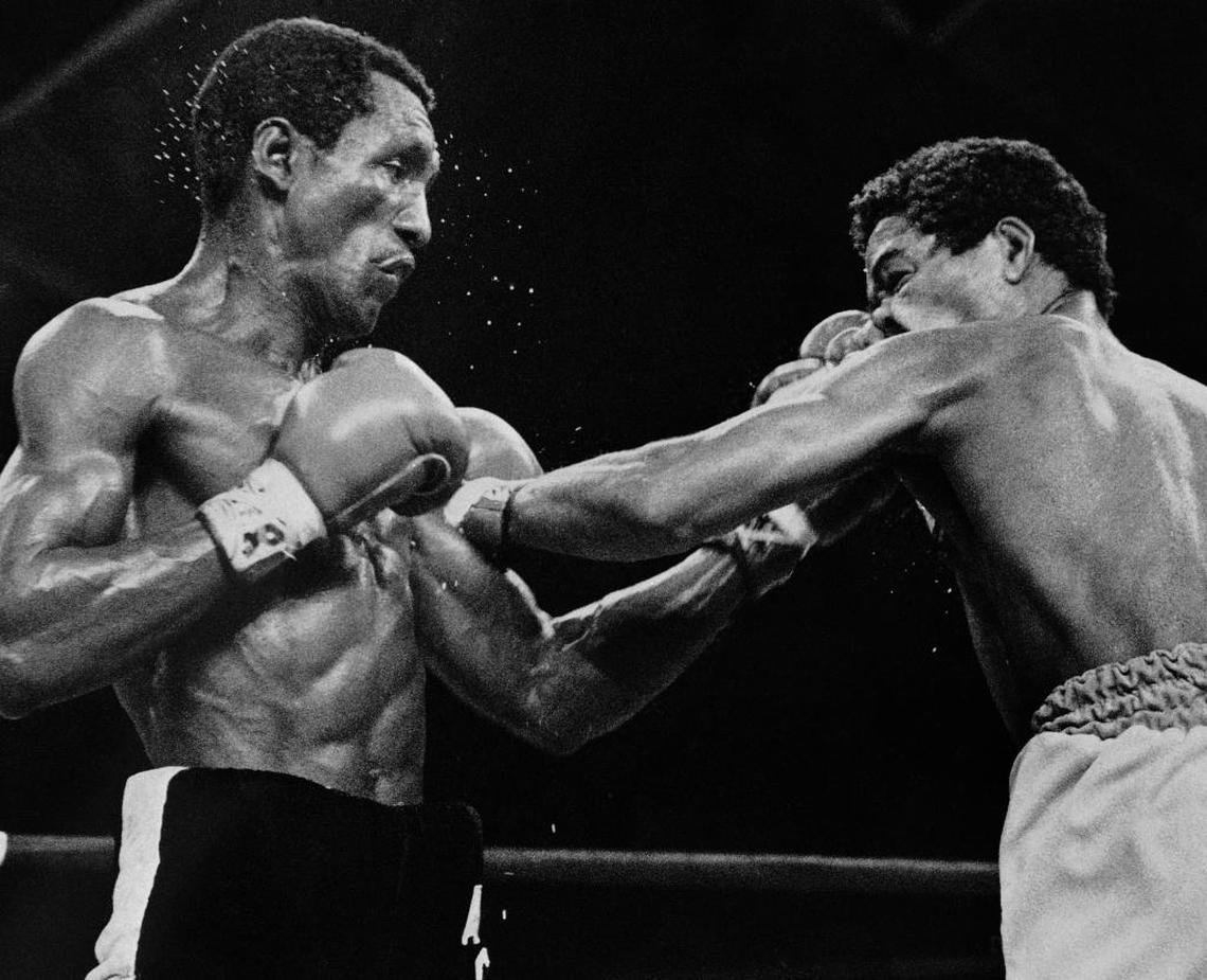 Antonio "Kid Pambelé" Cervantes (izq.) conecta a Wilfredo Benítez cuando perdió el título mundial de los welters.