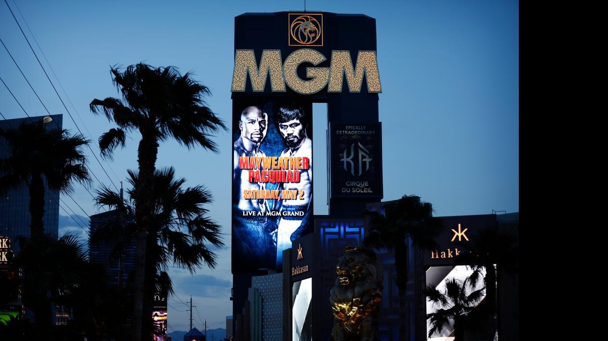
Un cartel en el hotel MGM Grand de Las Vegas anuncia la pelea del 2 de mayo entre Floyd Mayweather Jr. y Manny Pacquiao, el 22 de abril del 2015.
