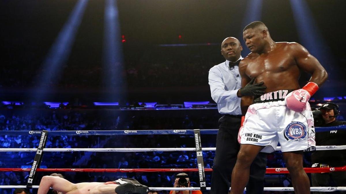 LUIS ORTIZ contempla al argentino Vidondo luego de derribarlo en el tercer asalto en pelea del 17 de octubre.