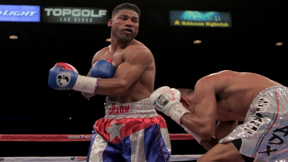 Yuriorkis Gamboa (izq.) lanza la izquierda sobre Robinson Castellanos en la pelea la noche del viernes 5 de mayo del 2017, en Las Vegas, Nevada.