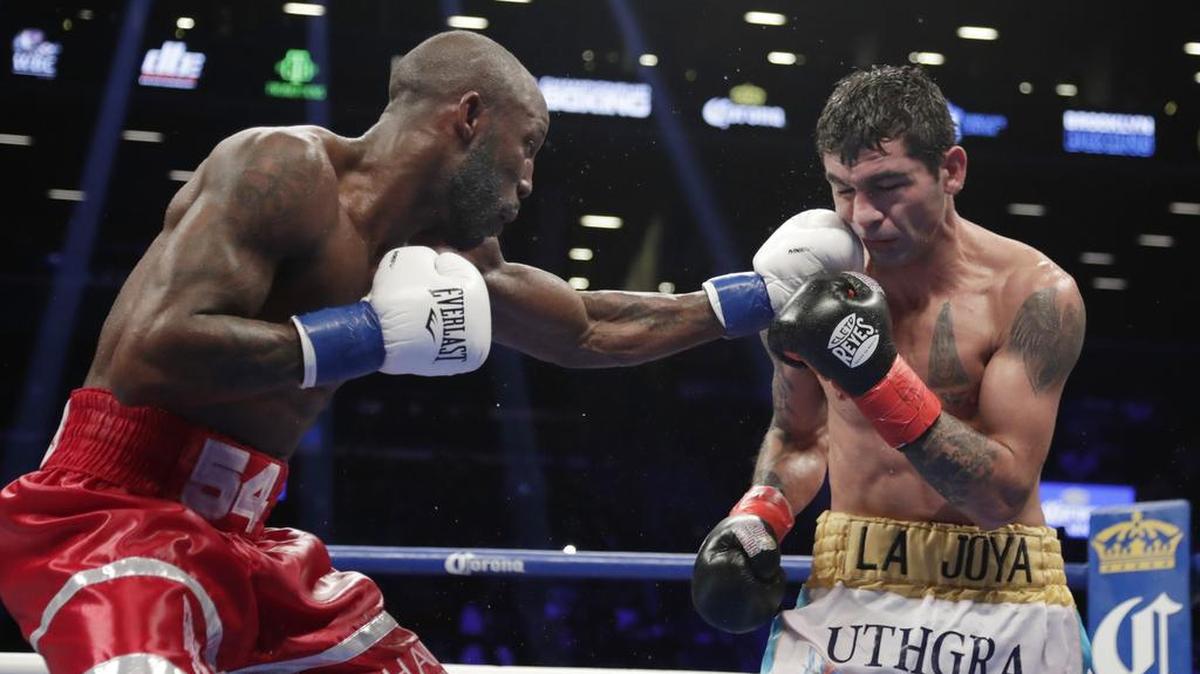 Yordenis Ugás (izq.) derrotó por decisión unánime al argentino César Barrionuevo, el sábado 8 de septiembre de 2018 en Nueva York.