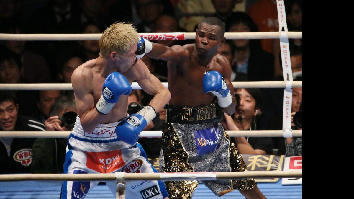 
EL JAPONES Hisashi Amagasa recibe un golpe de Guillermo Rigondeaux en combate del 31 de diciembre en Osaka.


