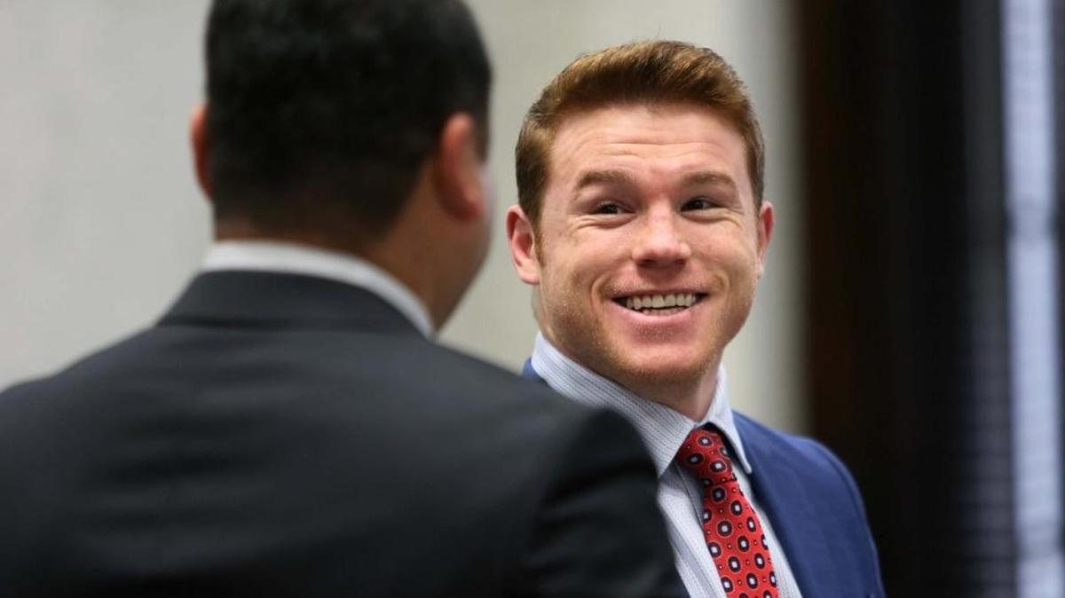 SAUL ALVAREZ conversa con Oscar de la Hoya (de espaldas ), minutos antes de empezar el juicio que se les en la corte civil del Downtown de Miami, el lunes, 6 de junio del 2016.