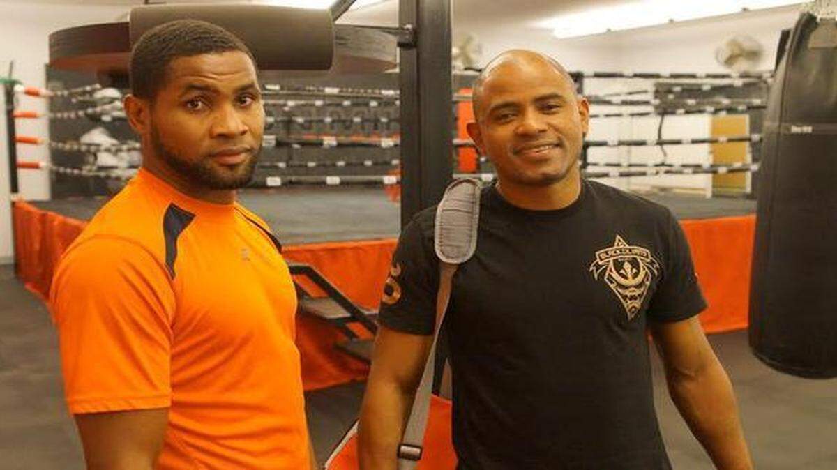 
Yudel Jhonson (izq.) posa con el entrenador Maury Ramos. El cubano pelea contra el mexicano Pablo Munguía el viernes 20 de febrero, en una cartelera en Pittsburgh.
