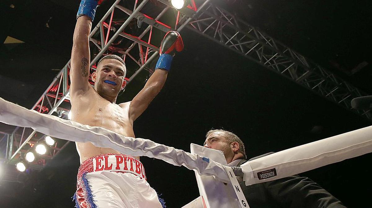 
Boxeador cubano Neslán Machado (derecha), celebra su victoria contra Christain Esquivel, de México, por nocaut técnico en el tercer asalto de su pelea como parte de Mana Village Estudio Boxeo Cartel en Wynwood, Miami el Sábado, 15 de agosto 2015. 
