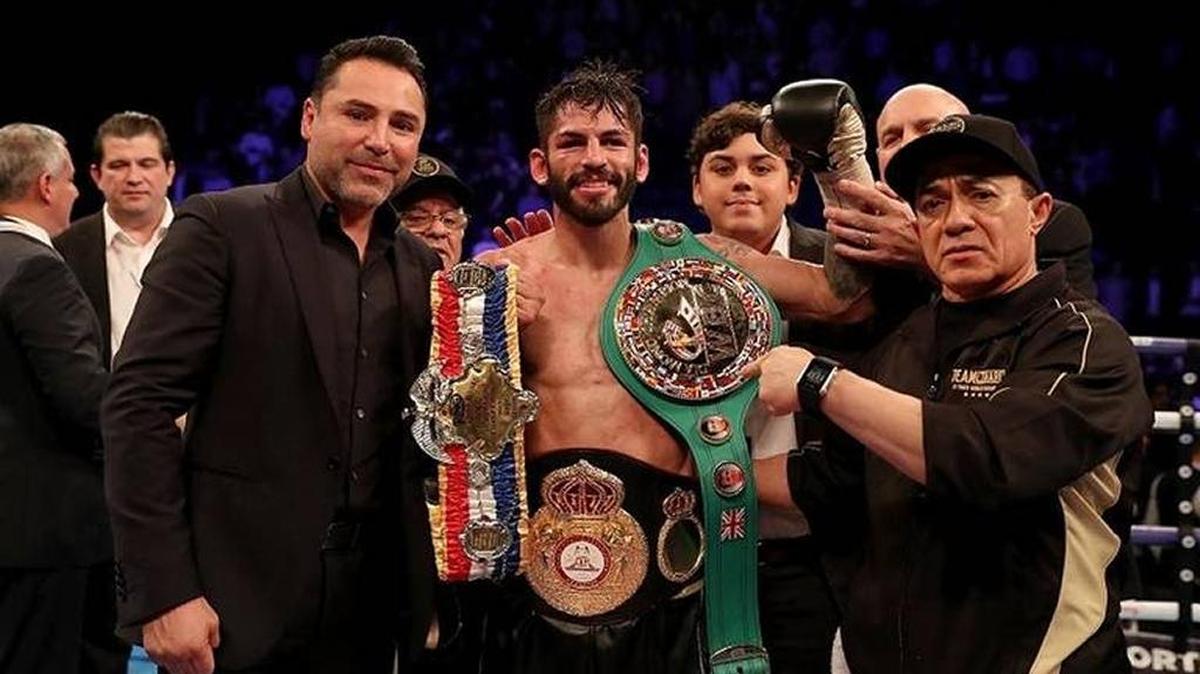 ISMAEL SALAS (d) junto al rey de las 135 libras Jorge Linares y el promotor Oscar de La Hoya tras vencer a Crollar por segunda vez.