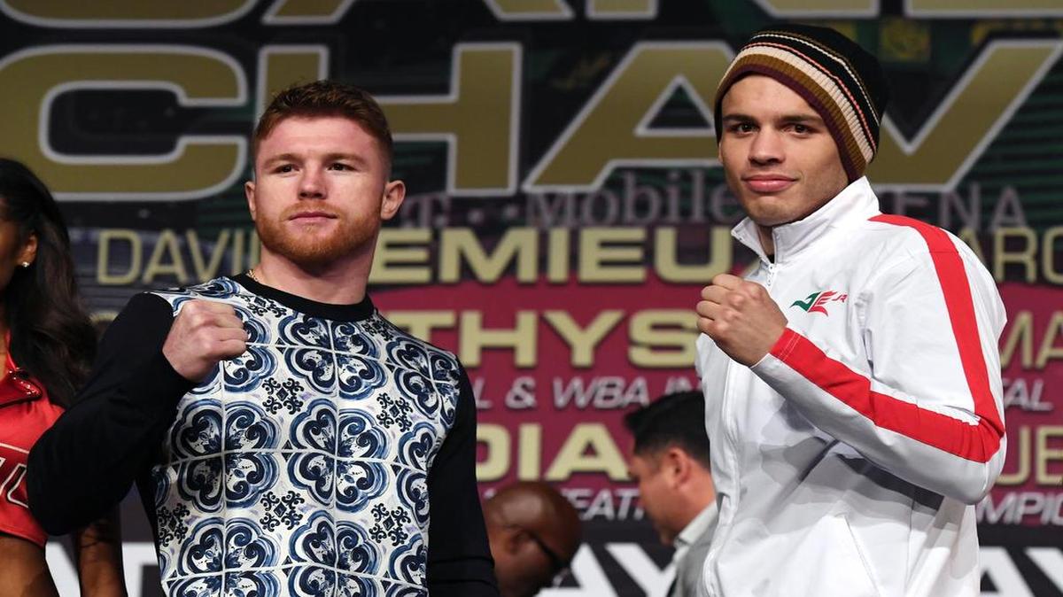 Los boxeadores mexicanos Saúl Álvarez (izq.) y Julio César Chávez Jr. posan en la conferencia de prensa celebrada el miércoles en el KA Theatre del MGM Grand Hotel & Casino de Las Vegas, Nevada.