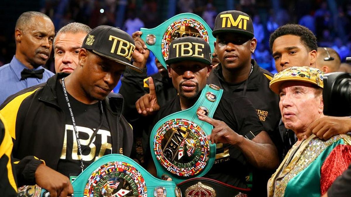 RAFAEL GARCIA (extrema der.) era un rostro que no pasaba inadvertido en la esquina de Floyd Mayweather (centro).