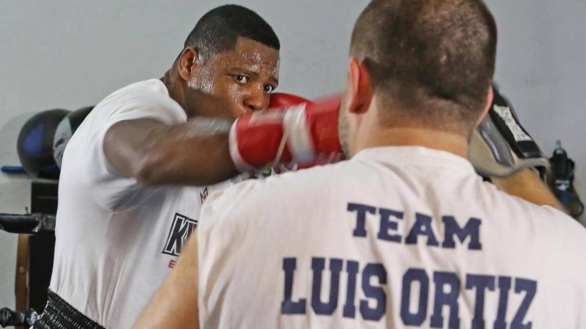 LUIS ORTIZ (i) junto a su entrenador Germán Caicedo el 9 de diciembre en Miami.