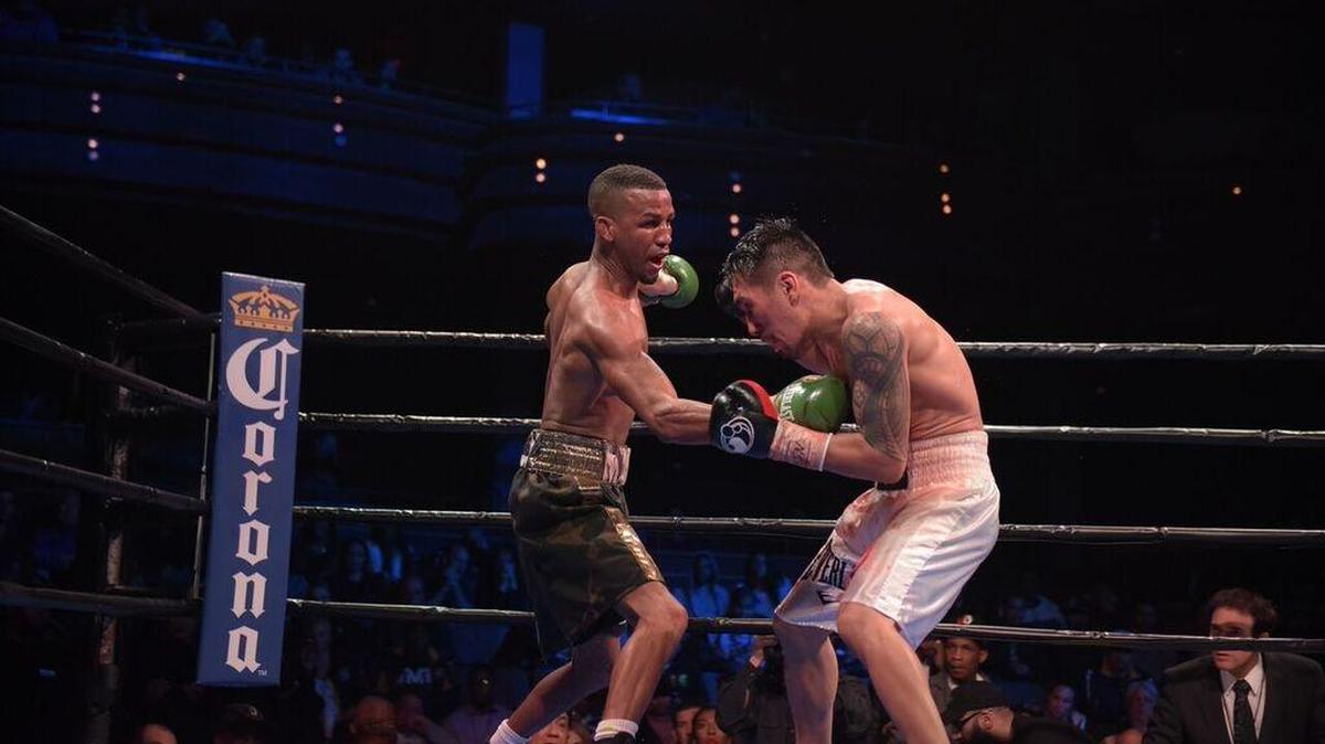 RANCES BARTHELEMY golpea el rostro del ruso Denis Shafikov en ruta a un triunfo por la corona de las 135 libras el 18 de diciembree.