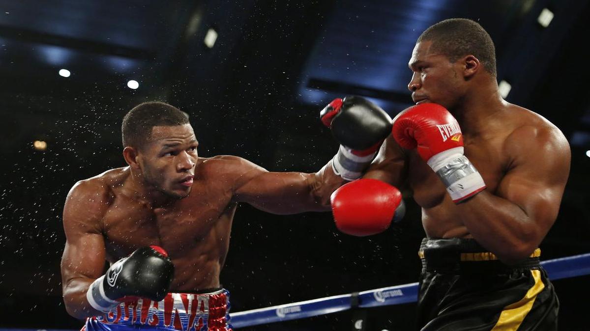 SULLIVAN BARRERA (i) golpea el rostro de Rowland Bryant en ruta una victoria por KO el 8 de noviembre del 2014.