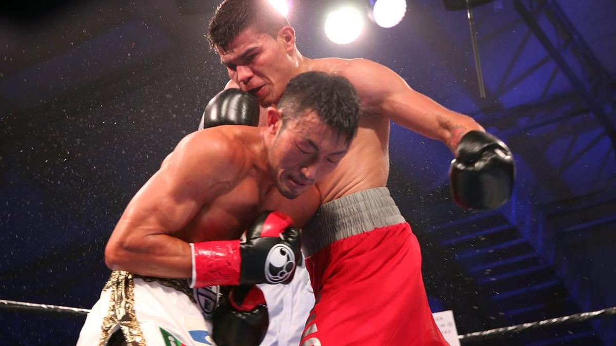 EL NICARAGUENSE Walter Castillo (der.), golpea al japonés Keita Obara en el primer asalto del combate del sábado en el Miccosukee Resort Gaming en Miami, Florida.