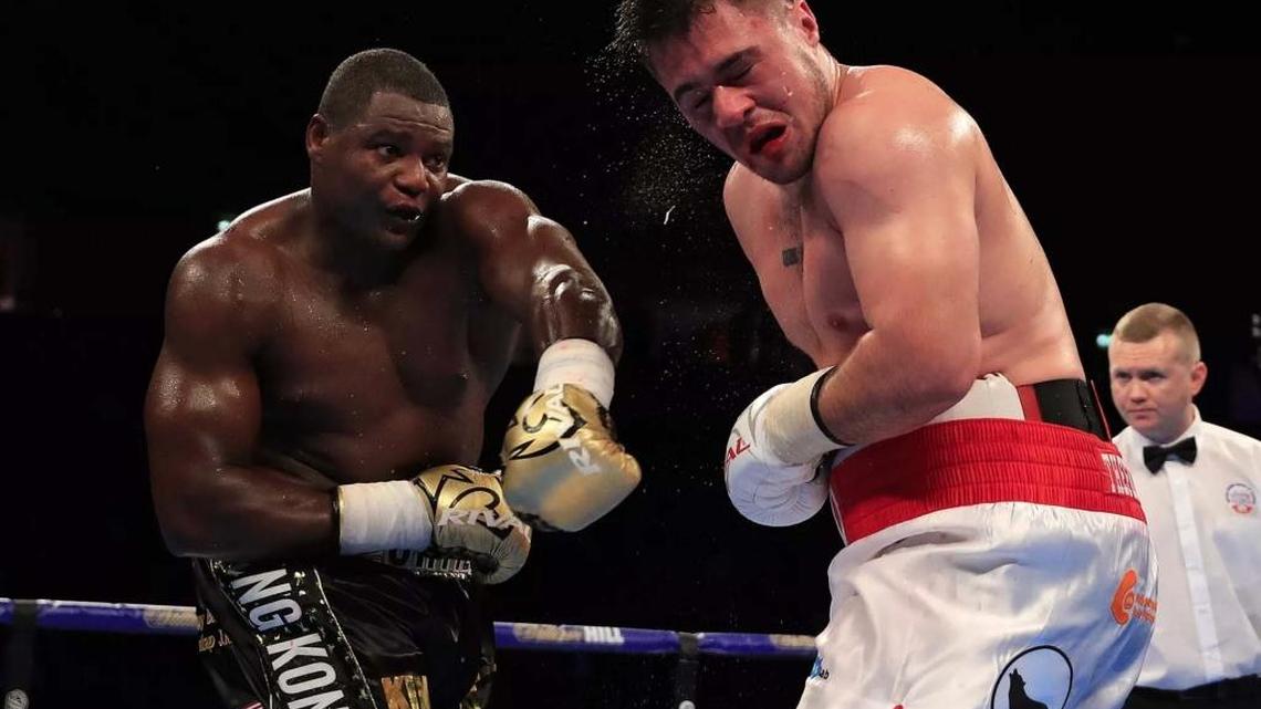 El cubano Luis Ortiz conecta un zurdazo a David Allen, la noche del sábado 10 de diciembre del 2016 en Manchester, Inglaterra.