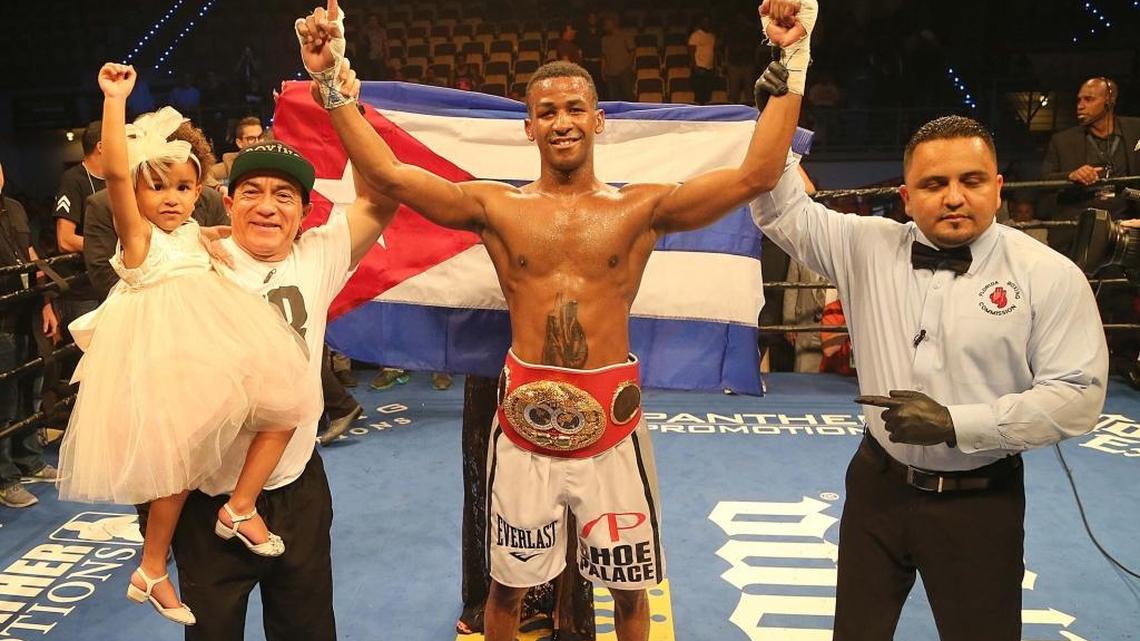 ISMAEL SALAS lleva en brazos a la hija de Rancés Barthelemy (c) tras ganarle a Mickey Bey el 3 de junio del 2016.