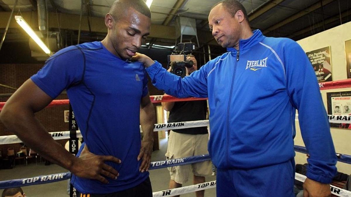 ERISLANDY LARA escucha el consejo de su entrenador Ronnie Shields el 10 de noviembre del 2012.