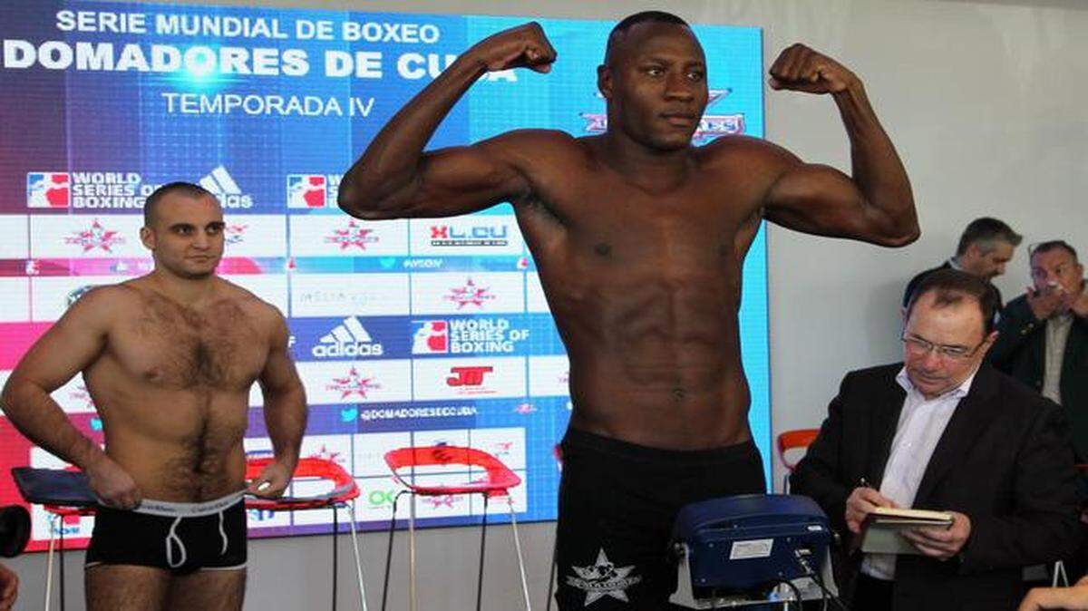 
Erislandy Savón (der.) durante la ceremonia de pesaje para su pelea contra el ruso Vitaly Kudukhov el 5 de diciembre del 2013 en La Habana, en la Serie Mundial de Boxeo.


