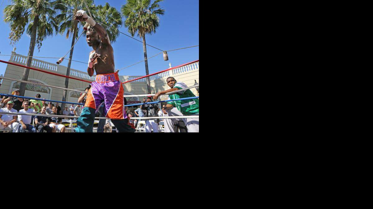 
Guillermo Rigondeaux durante un entrenamiento público celebrado en las afueras del restaurante Versailles en la Pequeña Habana, el miércoles 17 de diciembre del 2014
