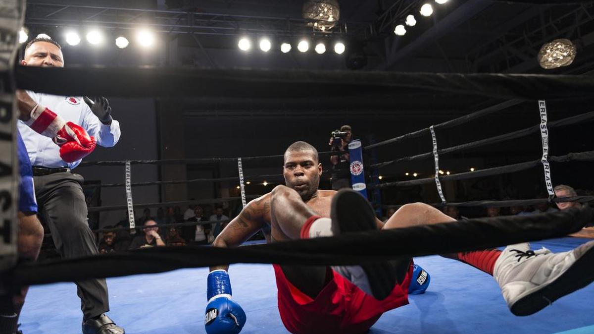 El boxeador cubano Idel Torriente se cae durante su pelea contra Ramon Barber en La Scala Brickell en Junio 10, 2017.