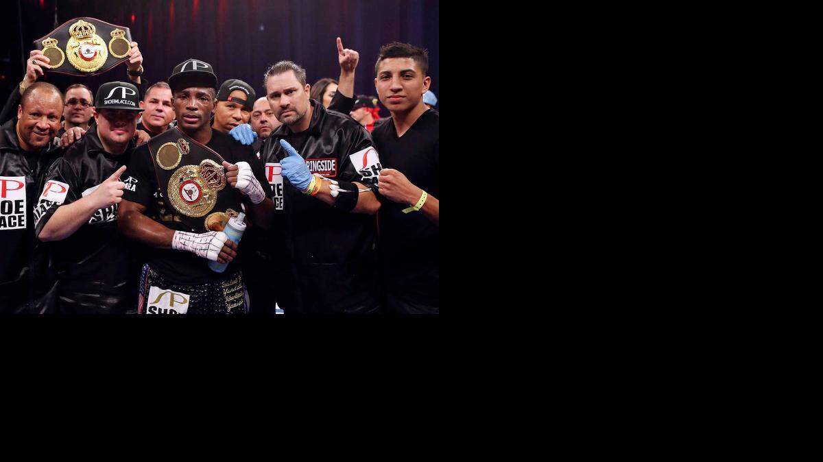 
ERISLANDY LARA (centro) posa para las fotos después de ganar pelea por el título AMB peso súper welter por decisión unánime contra Ishe Smith el 12 de diciembre del 2014.


