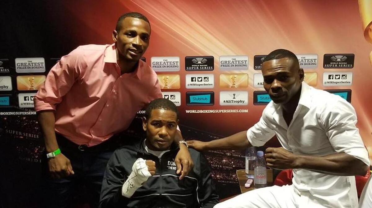 YUNIER DORTICOS (c) recibe el apoyo de sus compatriotas y campeones Erislandy Lara (i) y Guillermo Rigondeaux (d).