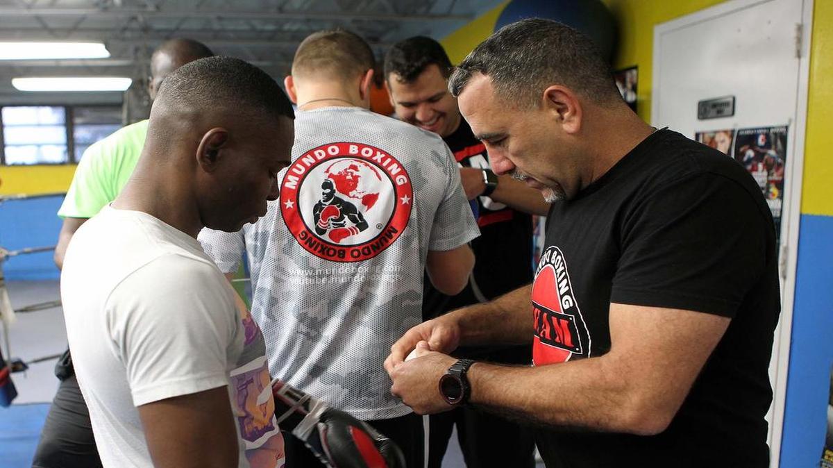 PEDRO DIAZ prepara a Guillermo Rigondeaux (izquierda), para iniciar un entrenamiento en el Tropical Park, el viernes, 5 de febrero del 2016.